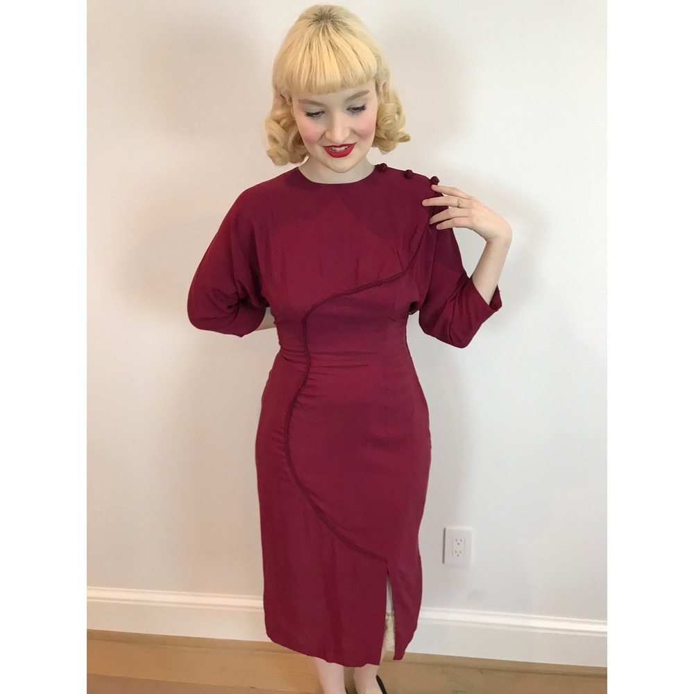 Vintage 1950s Rayon Dress, Burgundy Red Hourglass Silhouette (M/L)‎